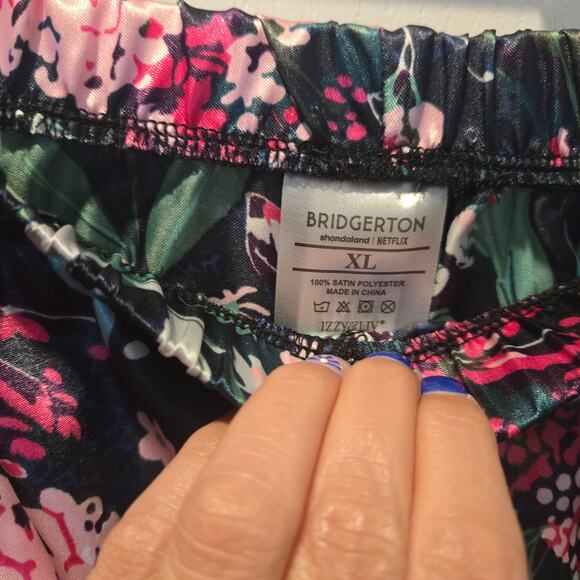 NWT Izzy & Liv Netflix Bridgerton pajamas top/shorts sz XL - Picture 5 of 8